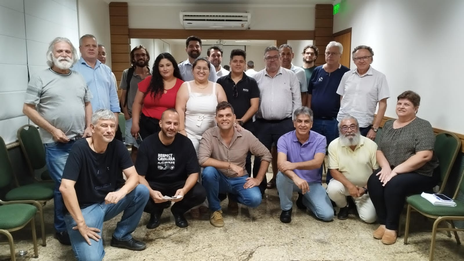 Encontro em Foz do Iguaçu reúne 10 partidos para discutir frente ampla nas eleições de 2024