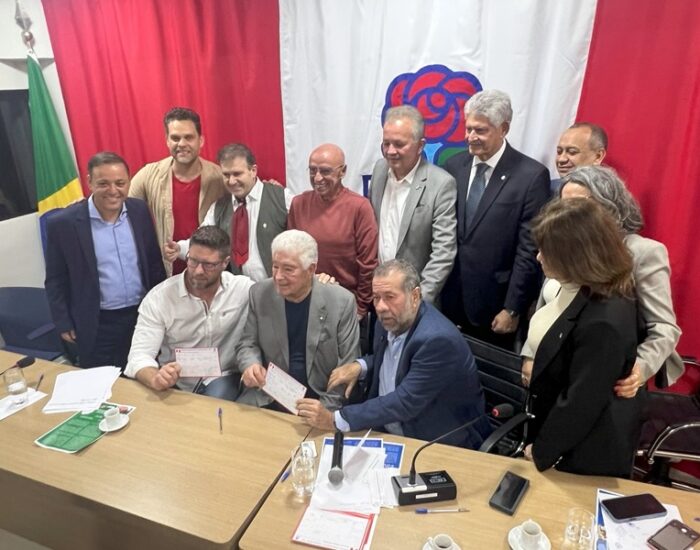 “O PDT é o partido da democracia, mas também da soberania”, declara Roberto Requião em ato de filiação