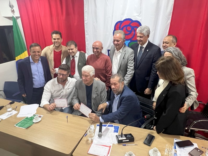 “O PDT é o partido da democracia, mas também da soberania”, declara Roberto Requião em ato de filiação