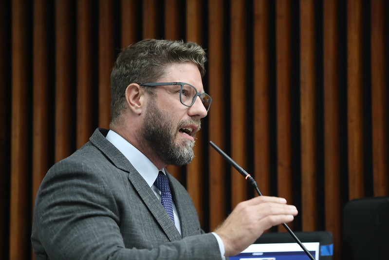 Deputado Requião Filho quer transparência em acordos judiciais envolvendo governo, empresas e parlamentares